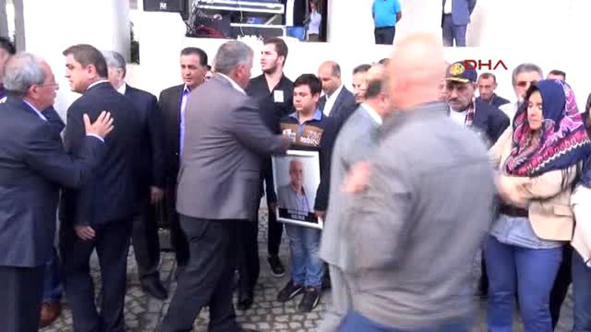 İzmir Büyükşehir Belediyesi Önünde Duygusal Veda