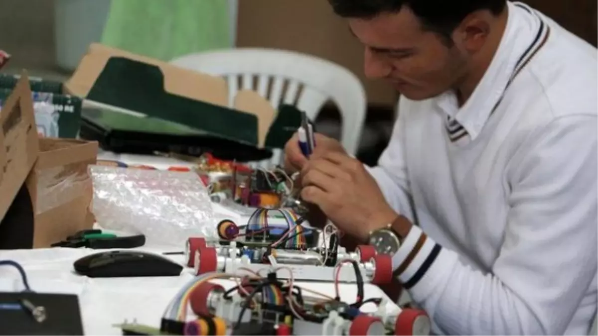 Kbü\'de Robotlar Yarıştı
