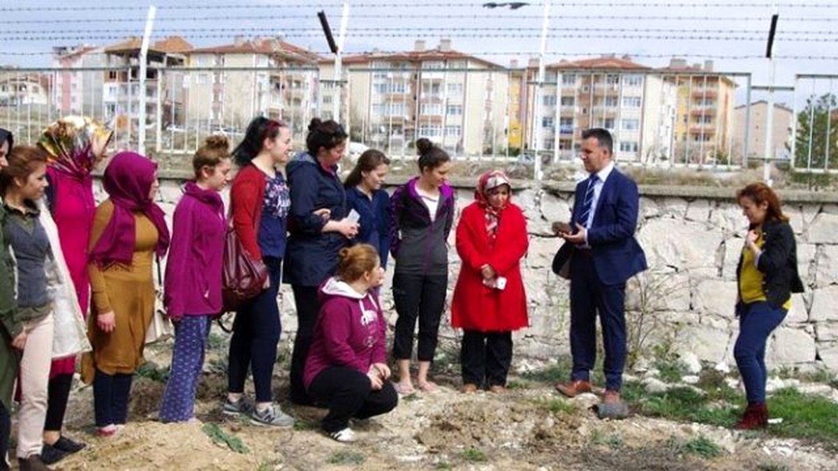 Kyk\'nın Kız Öğrencileri Fidan Dikti