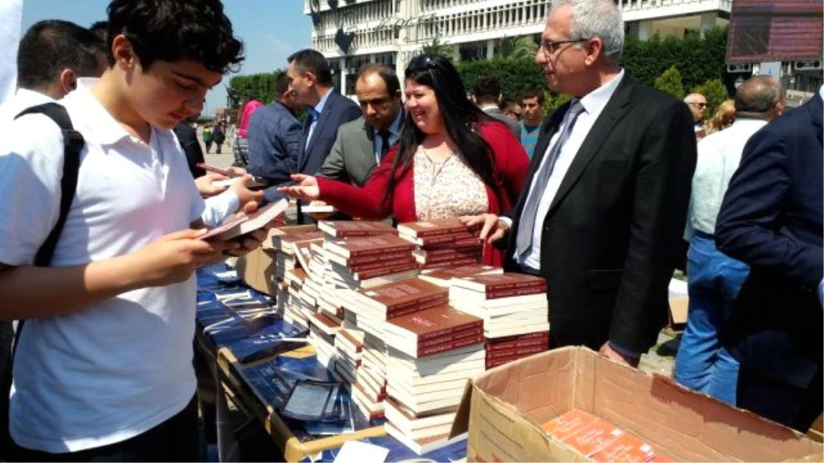 Nevvar Salih İşgören Vakfı İzmir\'de 10 bin kitap dağıttı