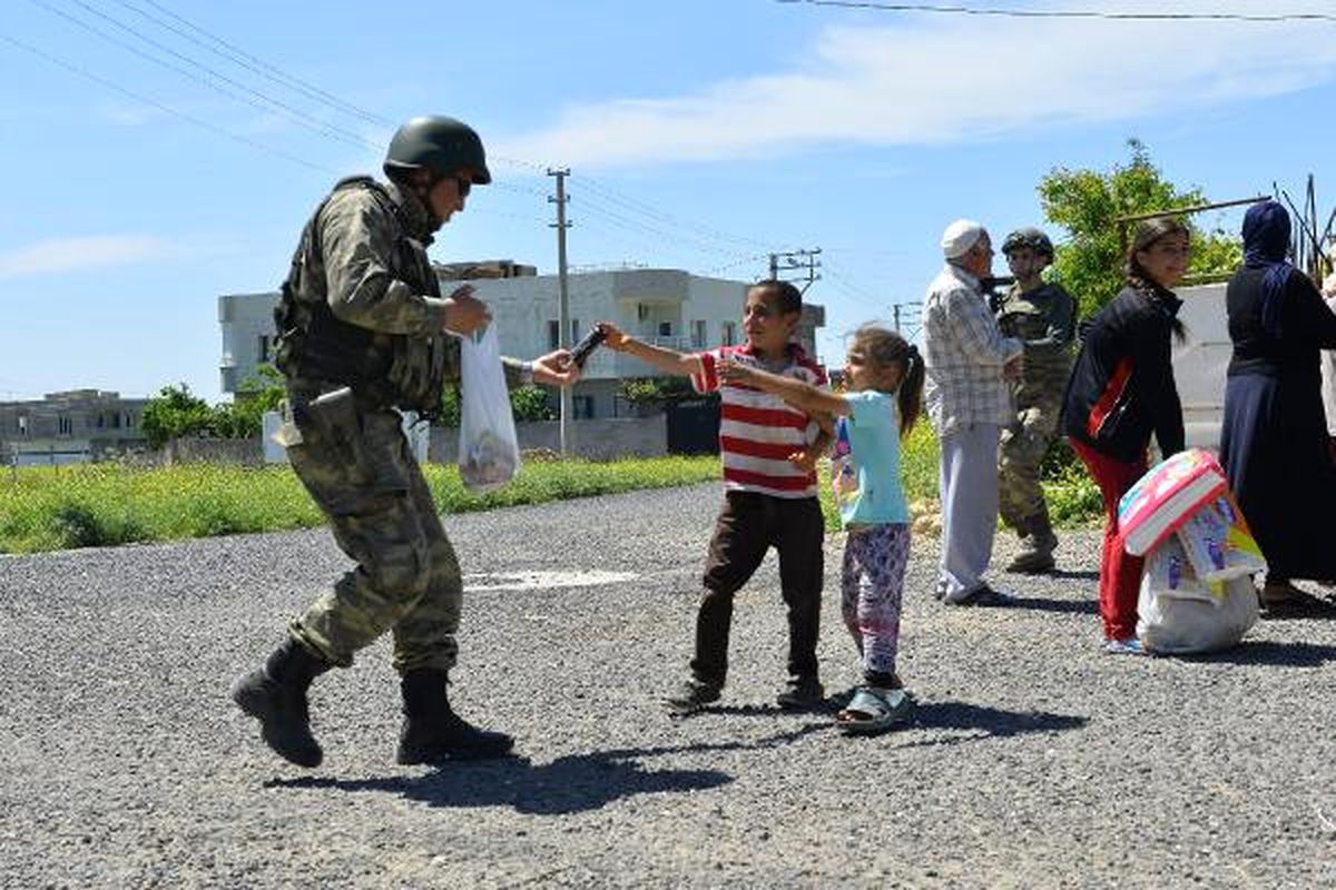 Askerler Kendilerine Gelen İkramları Vatandaşa Dağıttı