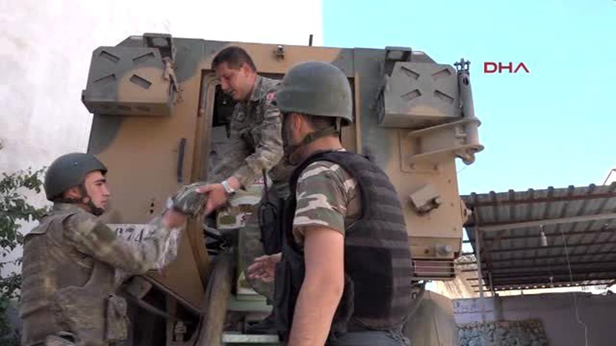Nusaybin\'e Gönderilen İkram Malzemeleri Güvenlik Güçleri Tarafından Vatandaşlara Dağıtıldı
