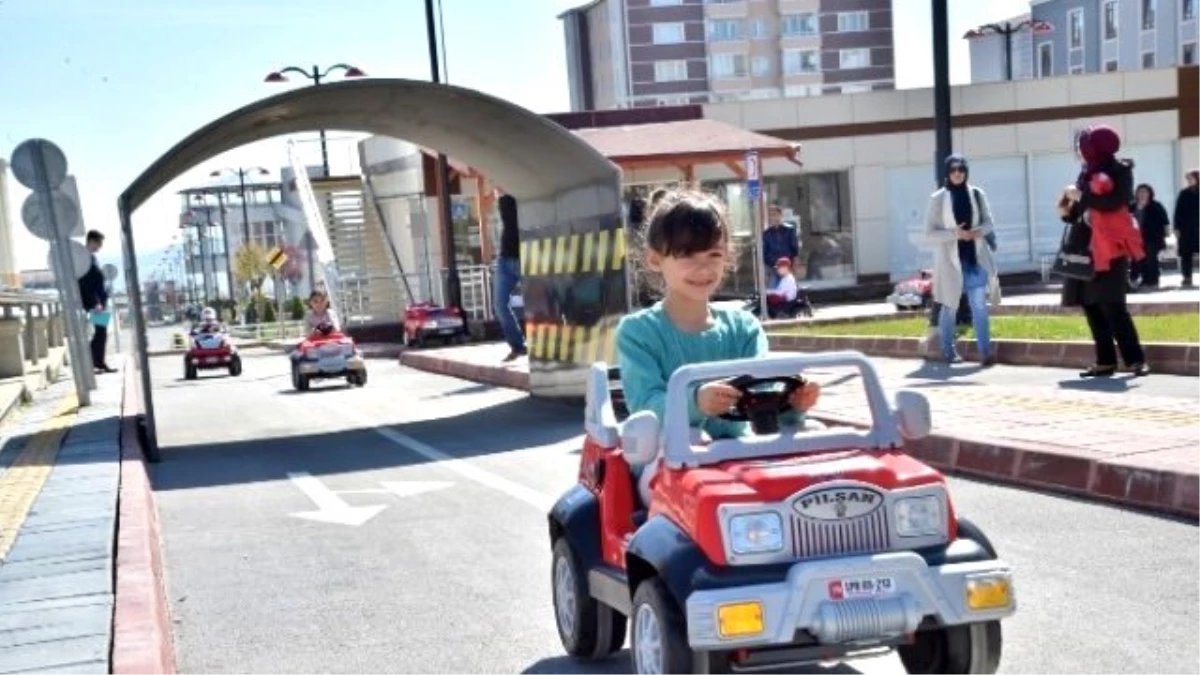 Öğrenciler, Trafik Kurallarını Eğlenerek Öğreniyor