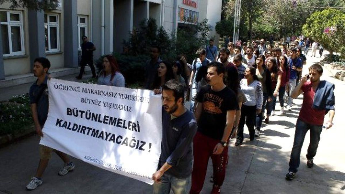 Öğrencilerden \'Bütünleme\' Eylemi