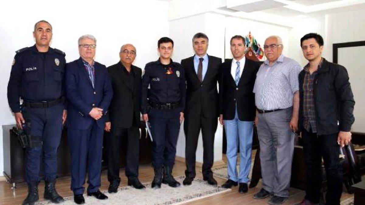 Kilis'te Roket Patlamasında Yaralıya Yardım Eden Polise Ödül