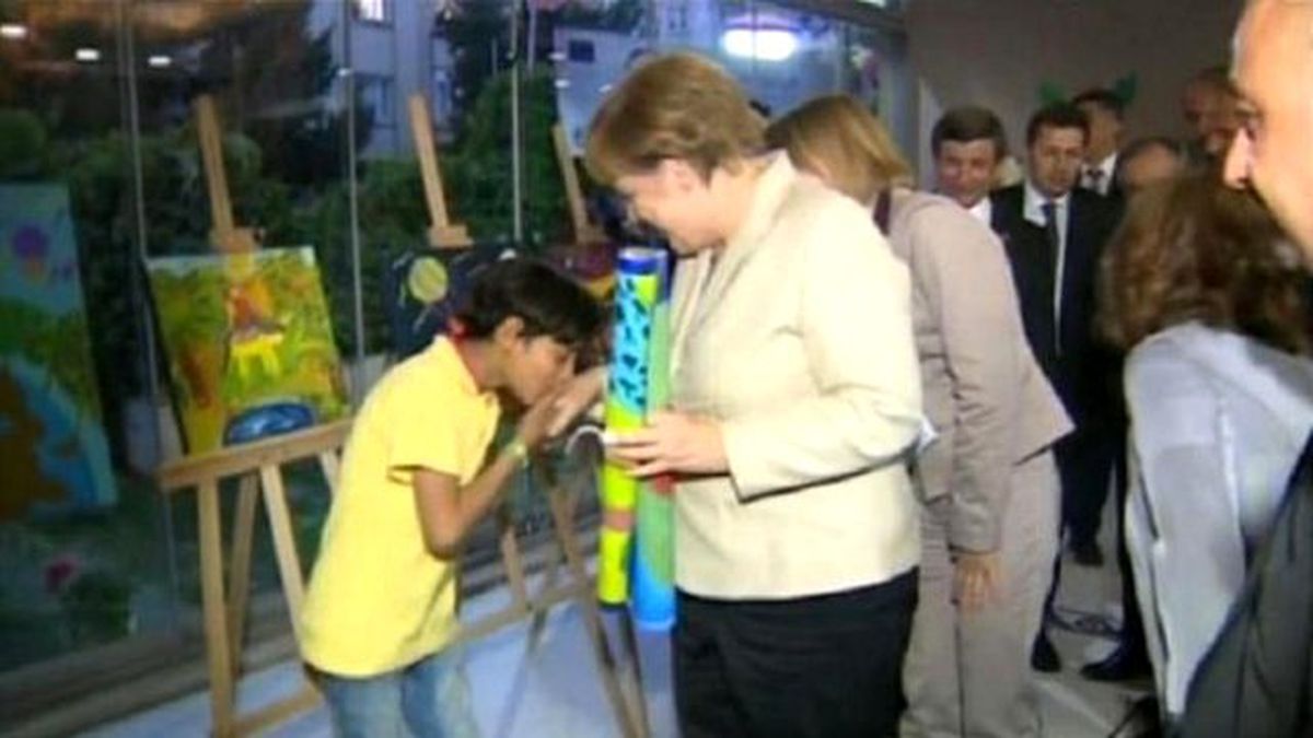 Suriyeli Mülteci Çocuk Merkel'in Elini Öptü