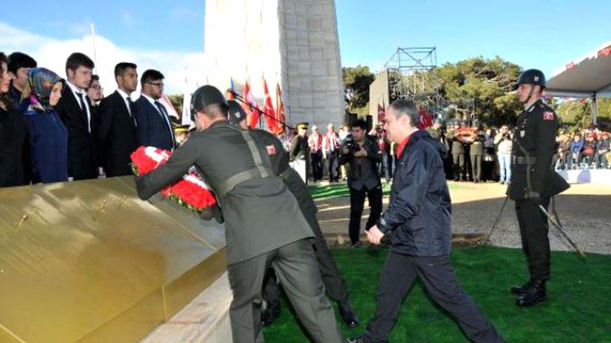 Temsili 57\'inci Alay Sancağı Çomü\'ye Emanet