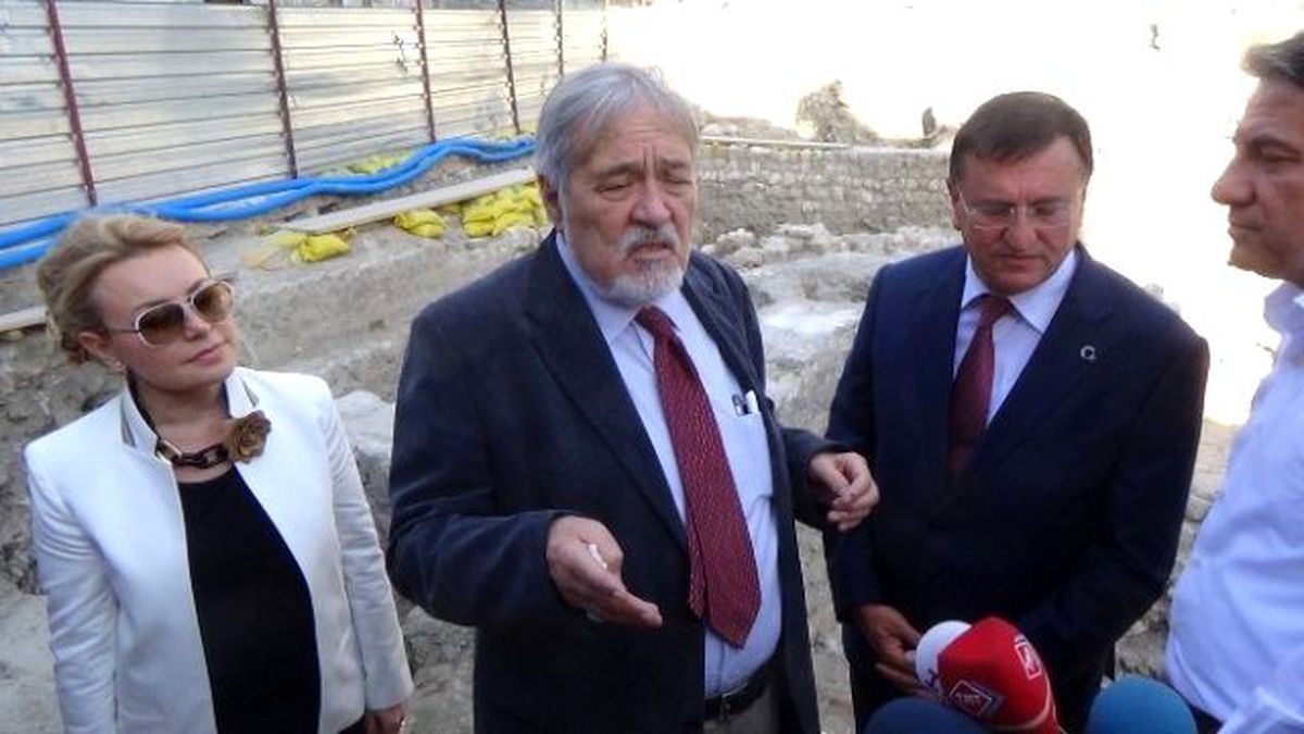 Ünlü Tarihçi Ortaylı, 'Neşeli Ol, Hayatını Yaşa' Yazısı Bulunan Mozaiği İnceledi