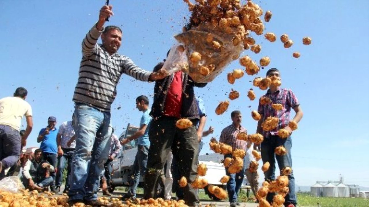 Üretici Patates Döküp Yol Kapattı