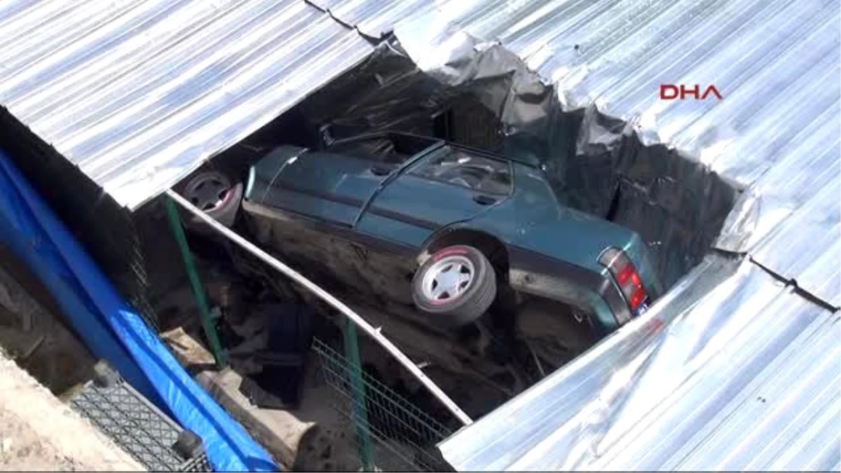 Kontrolü Yitirilen Otomobil Hayvan Barınağının Çatısına Uçtu