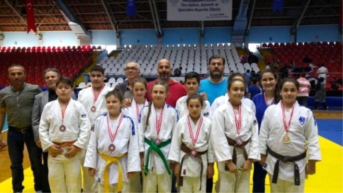 Yunusemre Judo Bayanlar Takımı Turnuvaya Damga Vurdu