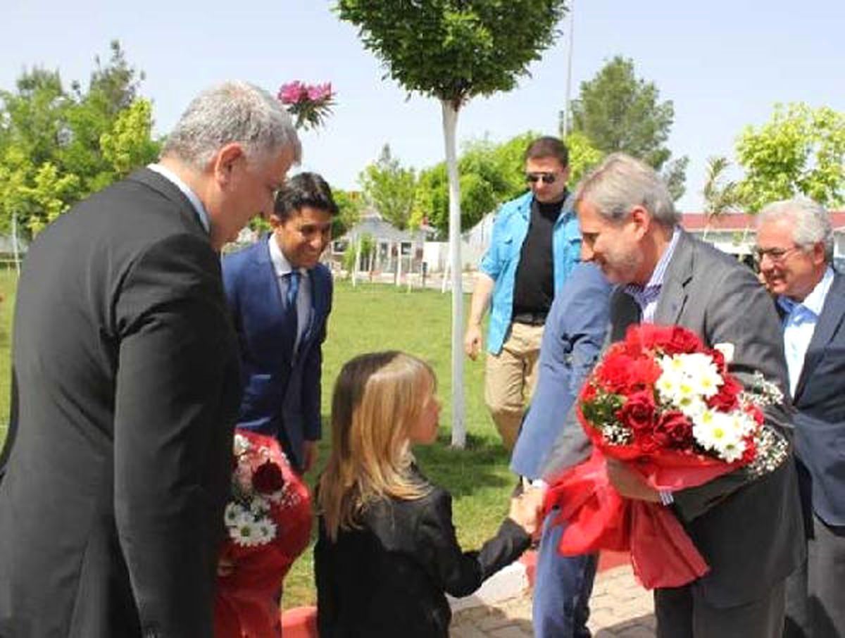 AB Üyesi Hahn\'dan, Harran\'da Barınan Suriyelilere Ziyaret