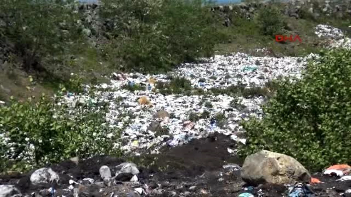 Artvin Karadeniz Sahil Yolu\'nun Kenarını Çöp Deposu Yaptılar