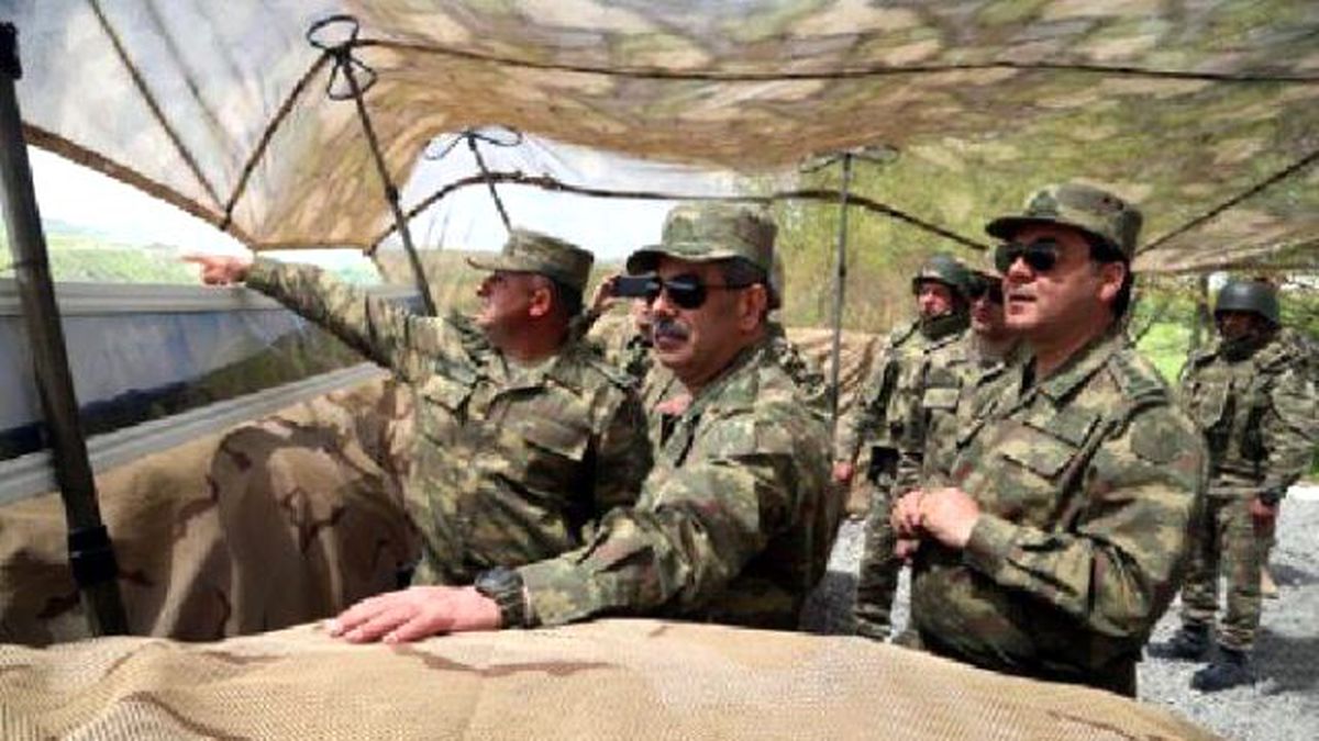 Azerbaycan Savunma Bakanı Sınır Hattında