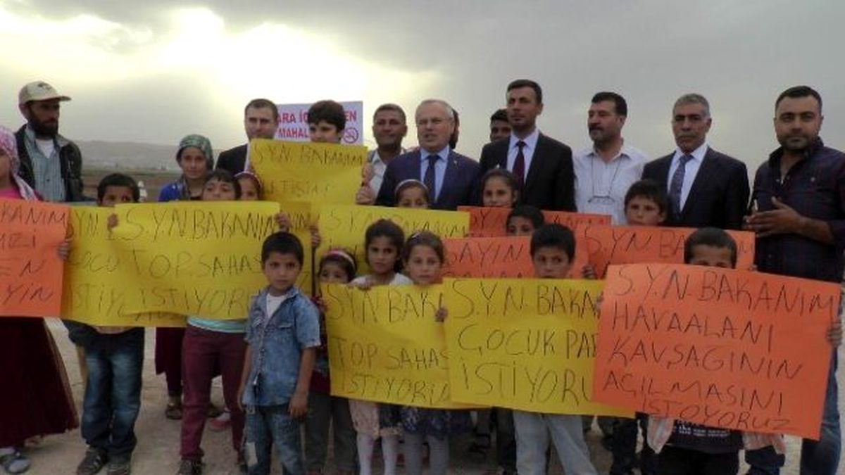 Çocuklar Pankart Açıp Bakan Yardımcısının Yolunu Kesti