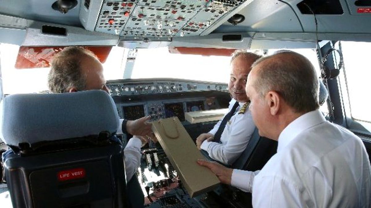 Cumhurbaşkanı, Erdoğan Kokpitte Dünya Pilotlar Gününü Kutladı
