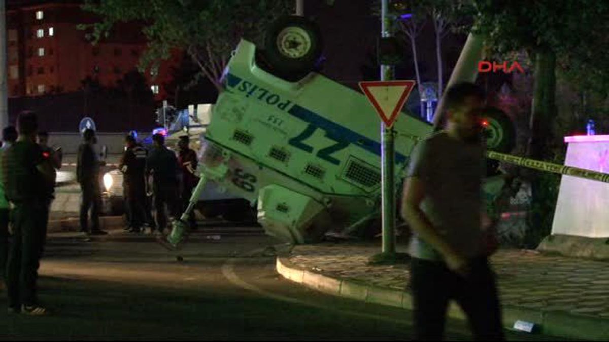Diyarbakır'da Zırhlı Araç Devrildi: 3 Polis Yaralı