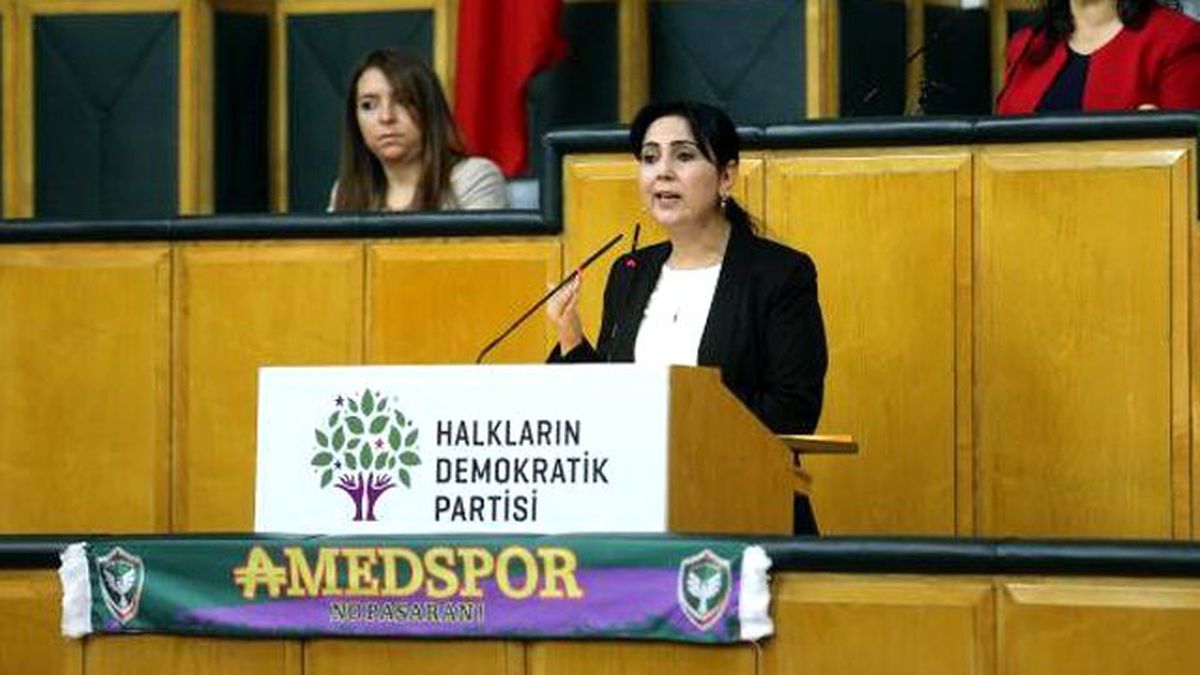 Figen Yüksekdağ, Kürsüye Amedspor Atkısıyla Çıktı