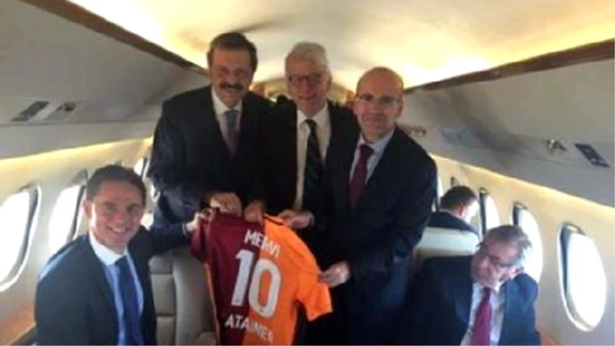 Galatasaray, Avrupa Komisyonu Başkan Yardımcısı Katainen\'e Forma Hediye Etti