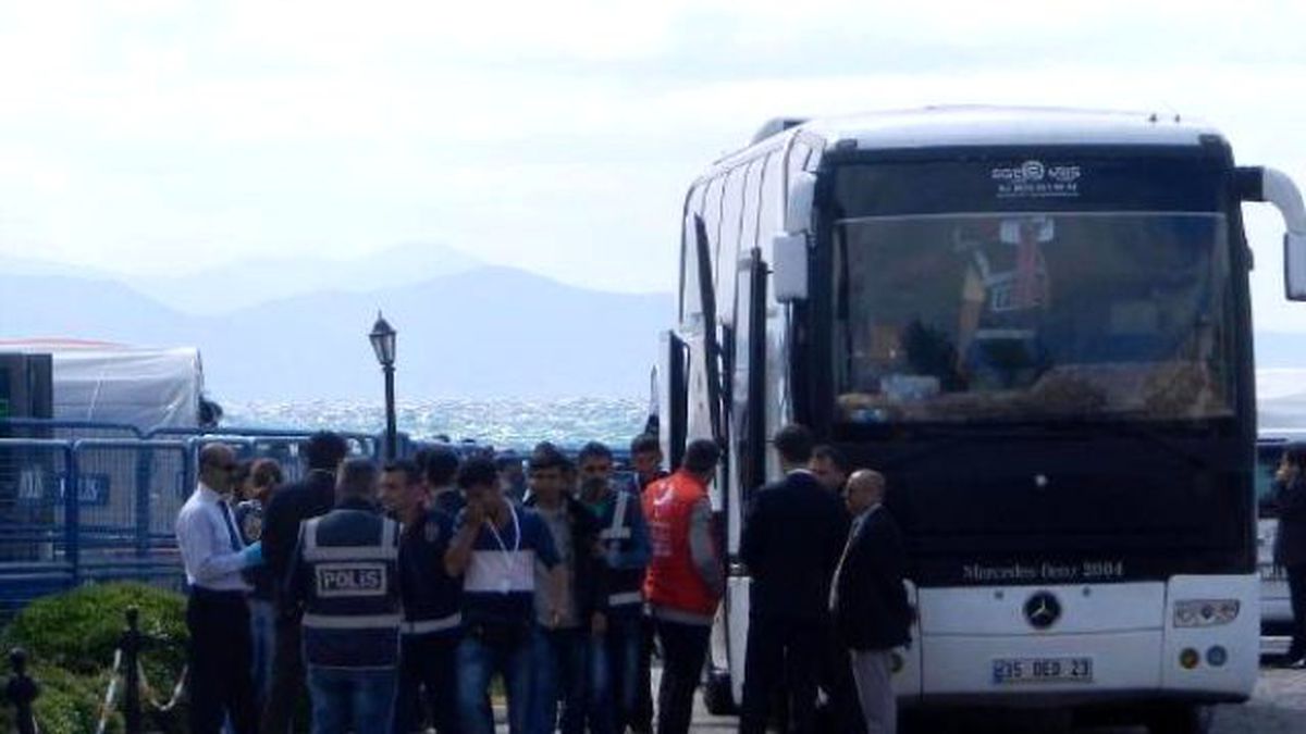 İade Edilen Üçüncü Mülteci Kafilesi Dikili\'ye Geldi