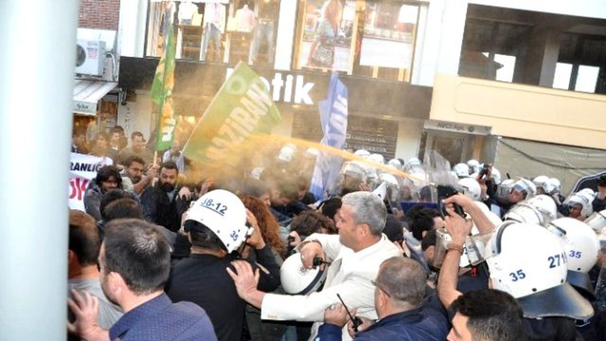 İzmir\'de Laiklik Eyleminde Polise Saldıran Gruba Müdahale