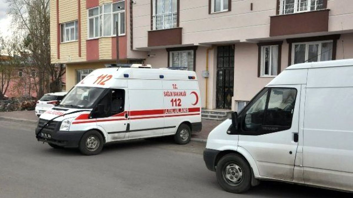 Kars\'ta Genç Kadın Evinde Ölü Bulundu