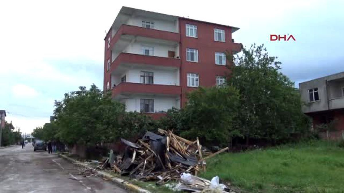 Kocaeli\'de Şiddetli Rüzgar Çatı Uçurdu