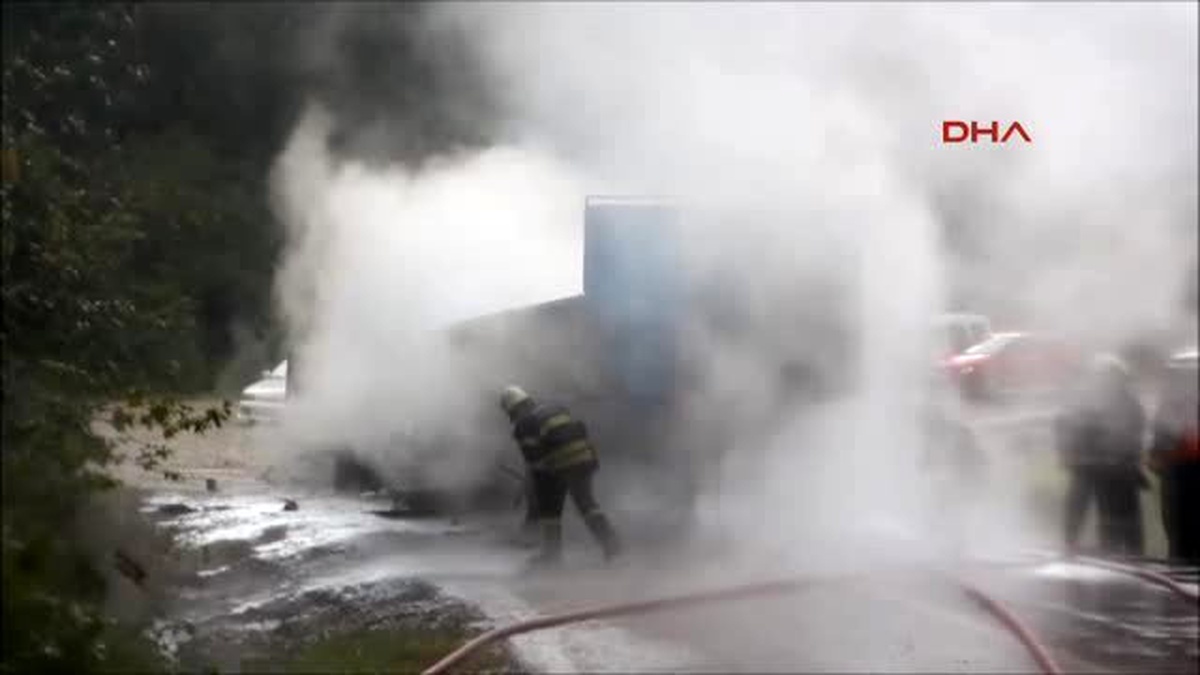 Kocaeli Seyir Halindeki Tır\'ın Dorsesi Alev Alev Yandı