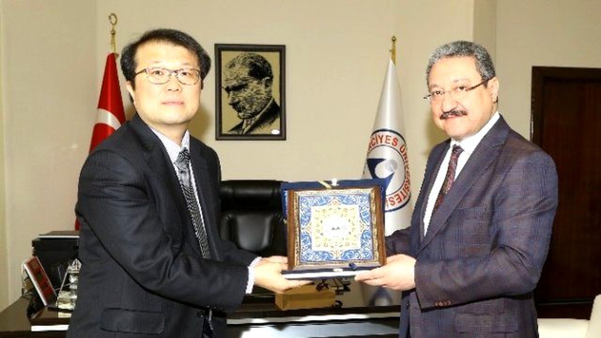 Kore Cumhuriyeti Büyükelçilik Müsteşarı Jijoon Kim, Rektör Güven\'i Ziyaret Etti