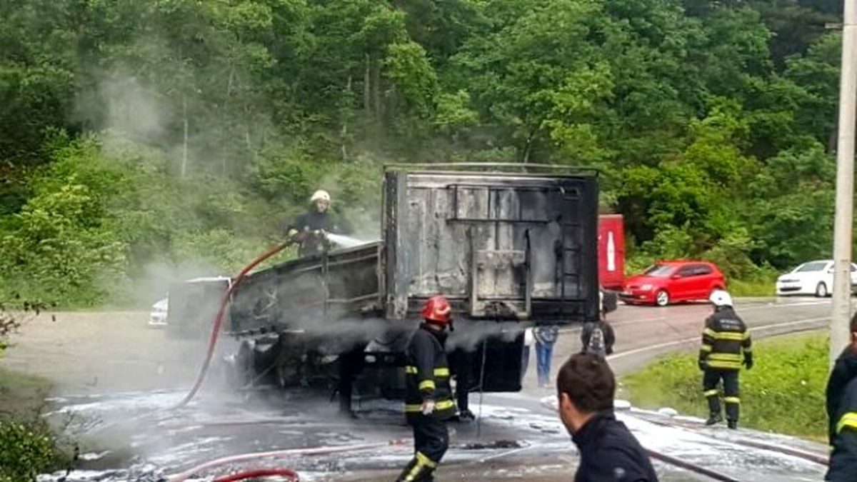 Strafor Yüklü Tır Alev Alev Yandı