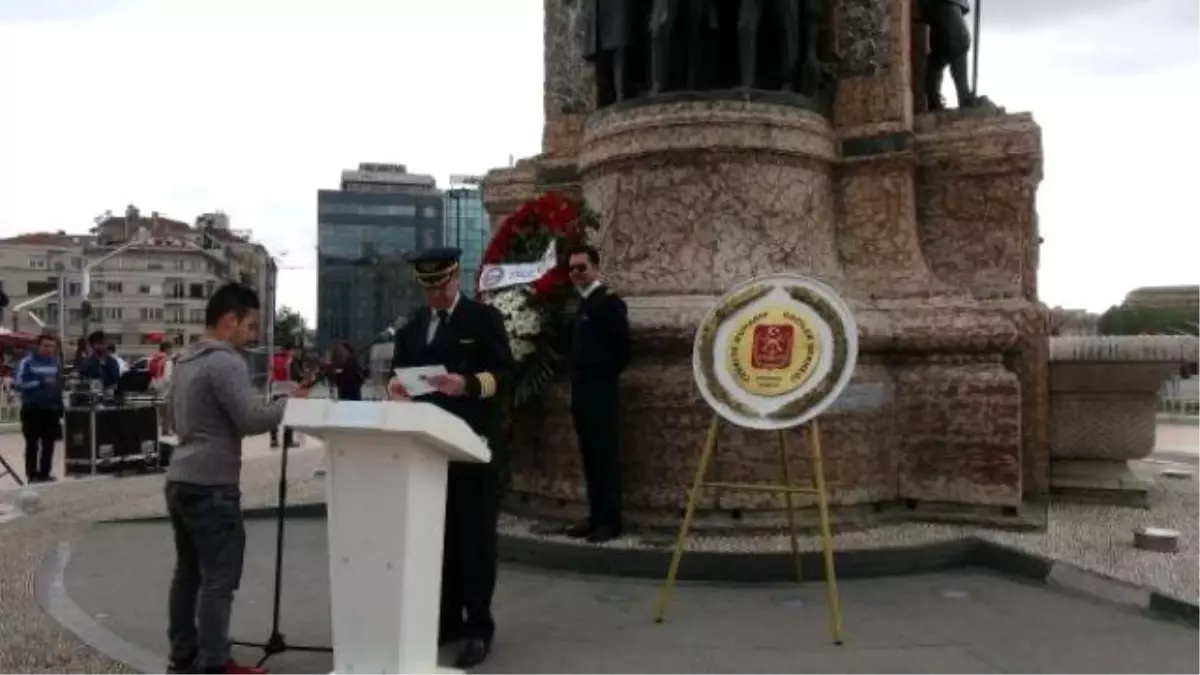 Taksim'de Yağmur Altında Dünya Pilotlar Günü Töreni