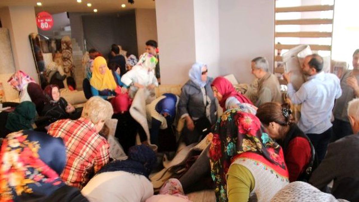 Sabah Kuyruk Oldular; Ucuzluk İçin Birbirlerini Ezdiler