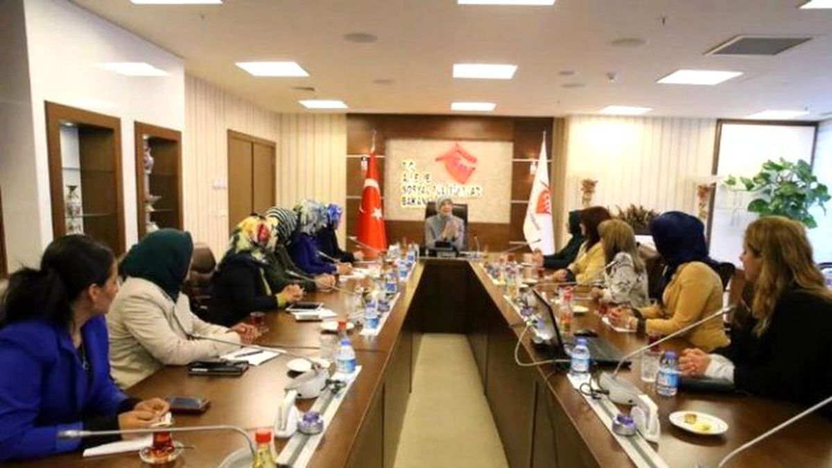 AK Parti Kadın Kolları\'ndan Bakan Ramazanoğlu\'na Ziyaret