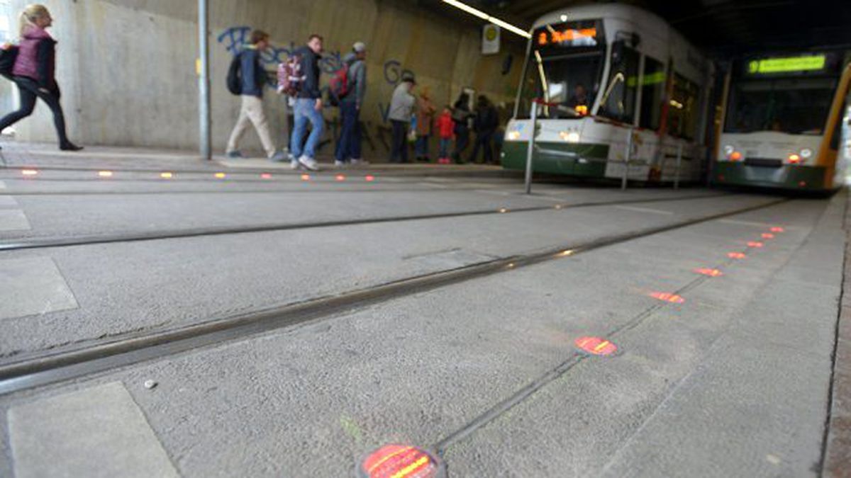 Telefon Çılgınları İçin Yerlere Trafik Işığı Döşendi