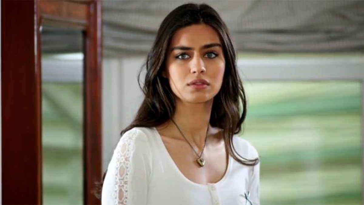 Amine Gülşe Rol Arkadaşıyla Yakalandı