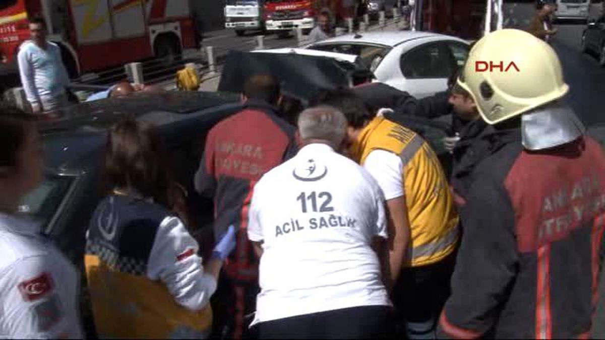 Ankara\'daki Kazada Otomobilde Sıkışan Yaşlı Çift İtfaiye Tarafından Kurtarıldı