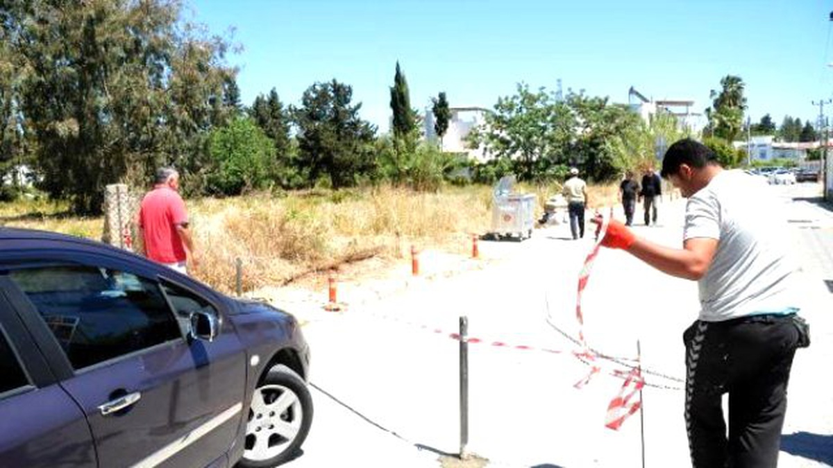Arazisinden Geçen Caddeyi Mahkeme Kararıyla Ulaşıma Kapadı