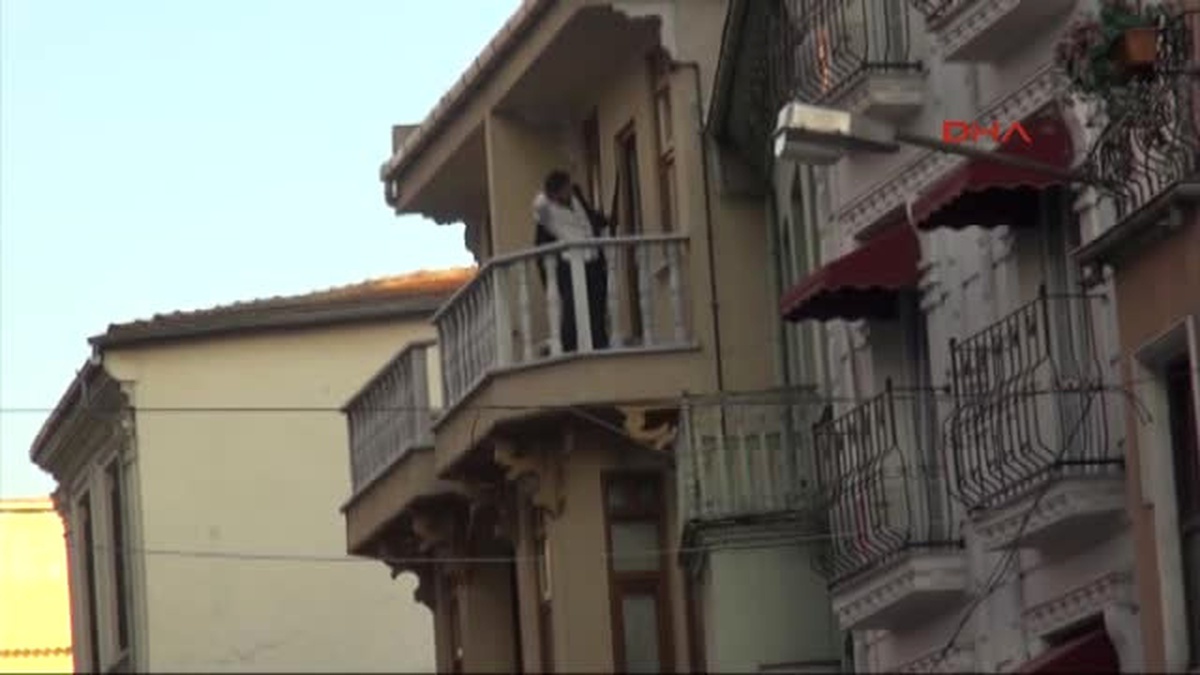 Balkondan Paraları Havaya Saçan Çifte Silahlı Soyguncu Polise Teslim Oldu