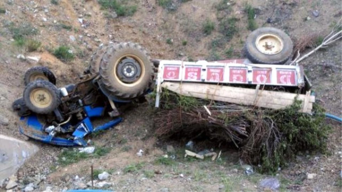 Çelikhan\'da Traktör Devrildi: 4 Yaralı