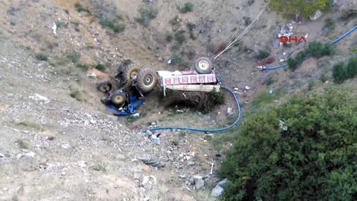 Çelikhan?da Traktör Devrildi: 4 Yaralı