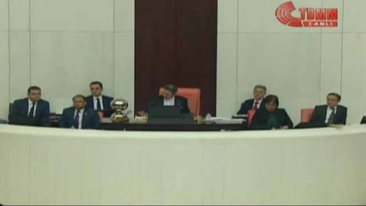 CHP\'li Özcan\'dan Meclis Başkanına "Bunun Kafası Işid Kafası Gibi" Sözleri Meclis\'i Karıştırdı