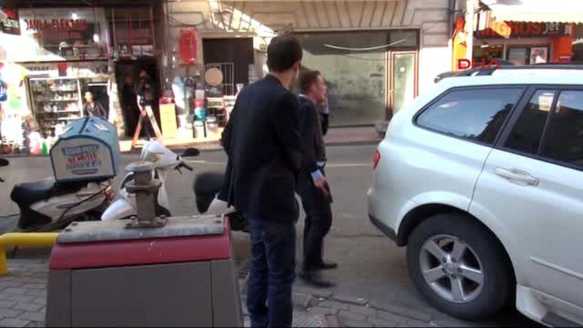 Çifte Silahlı Adam Çıktığı Balkondan Para Saçıyor