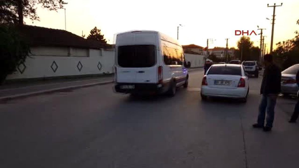 Düzce\'de Adliye Önünde Karşıt Görüşlü İki Grup Arasında Kavga