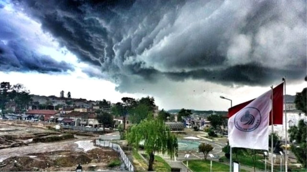 Edirne\'nin Üzerinde Korkutan Kara Bulutlar Dolaştı