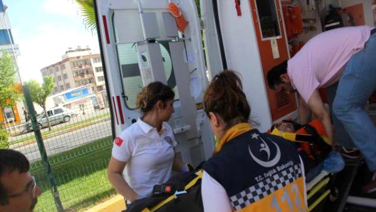 Hafif Ticari Aracın Çarptığı Genç Kız Ağır Yaralandı