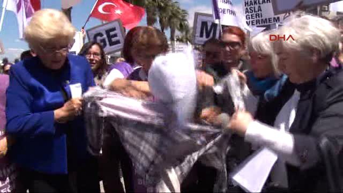 İzmir Kadınlar Kahraman\'ın Maskotunu Parçaladı