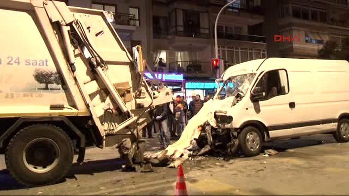 İzmir-Minibüs Çöp Kamyonuna Çarptı: 2 Ölü