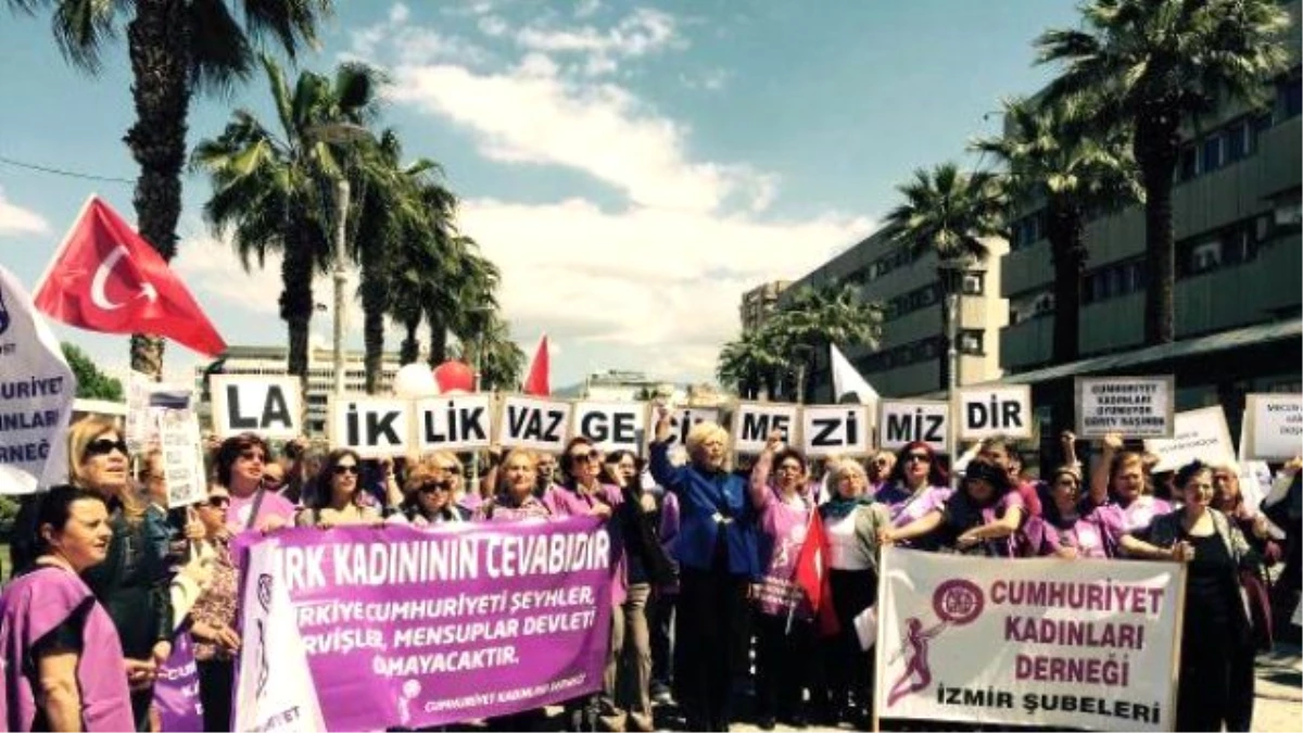 İzmir\'de Kadınlar, Meclis Başkanı Kahraman\'ın Maskotunu Parçaladı