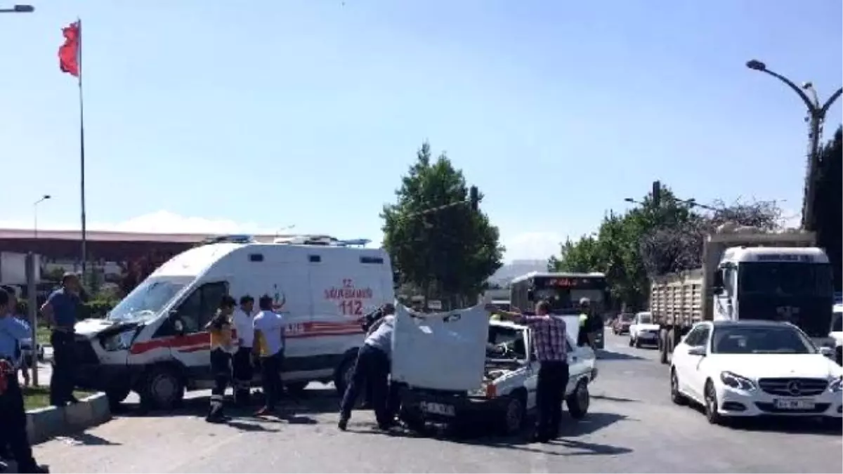 Kahramanmaraş\'ta Otomobil ile Ambulans Çarpıştı: 1 Ölü, 3 Yaralı