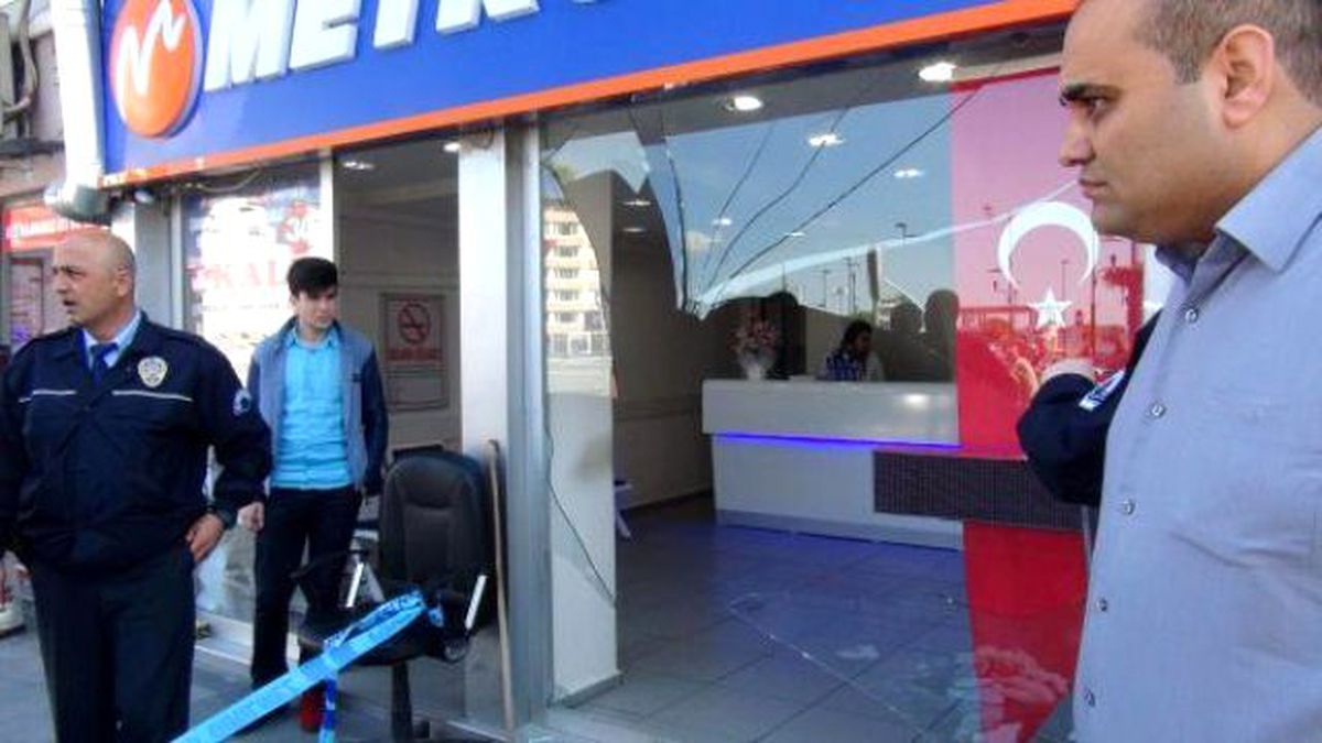 Kapı Yerine Camdan Çıkınca Yaralandı